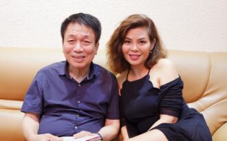 Ngọc Anh 3A ôm chầm nhạc sĩ Phú Quang ngày gặp lại