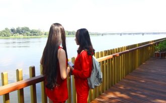 Cận cảnh đường gỗ lim siêu đẹp ven sông Hương