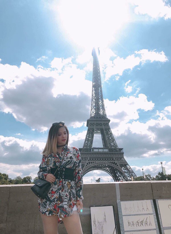 Trong chuyến lưu diễn tại Paris của Pháp, nữ ca sĩ khoe nhan sắc rạng ngời với chiếc váy Moschino 500 USD cùng túi Chanel Coco có giá tới 3500 USD.