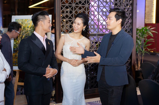 Ở hậu trường, Đức Tuấn vui vẻ trò chuyện cùng Dương Thuỳ Linh và MC Phan Anh.