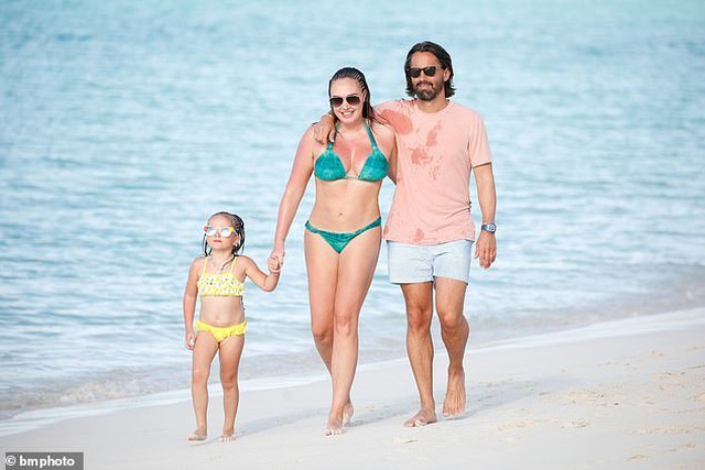 Tamara Ecclestone vui đùa trên biển cùng chồng con - 9