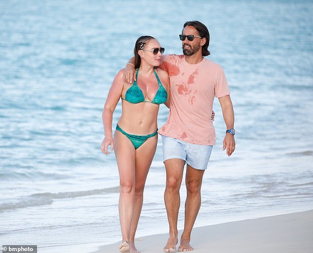 Tamara Ecclestone vui đùa trên biển cùng chồng con - 7