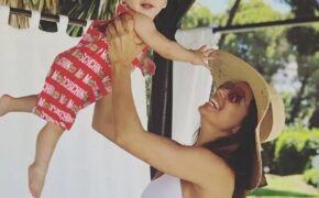 Eva Longoria đưa con trai cưng đi biển