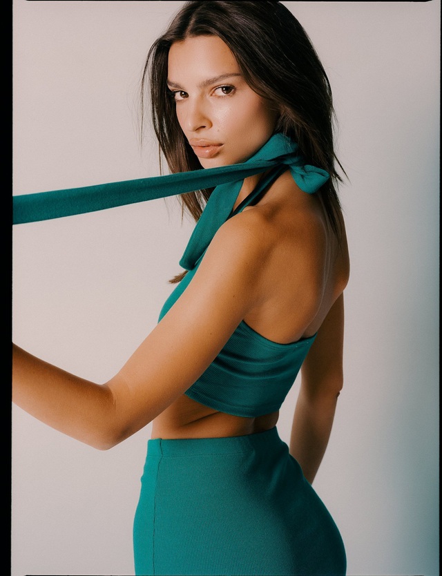 Emily Ratajkowski gợi cảm trong ảnh quảng cáo mới - 14