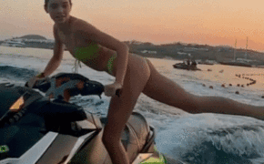 Người đẹp thế giới theo trào lưu “đá bay nắp chai” theo cách quyến rũ