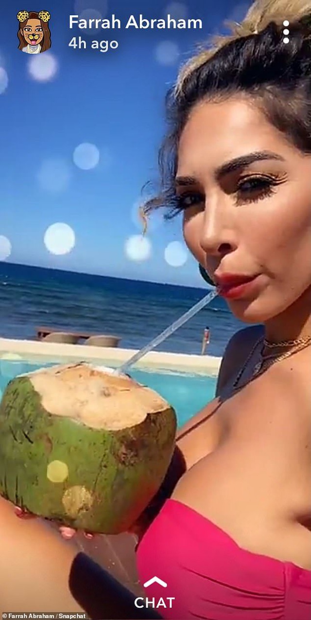 Farrah Abraham lấp ló ngực đầy - 7