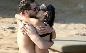 Izabel Goulart ôm chặt bạn trai kém 6 tuổi trên biển