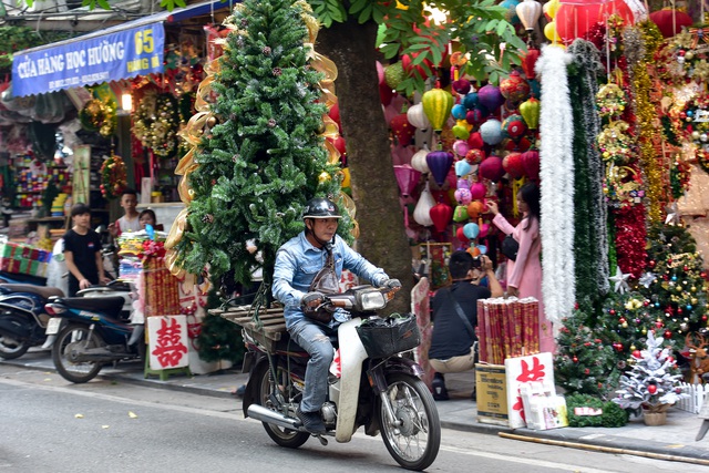 Phố Hàng Mã khoác áo Noel sớm - 14