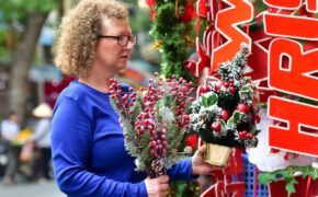 Phố Hàng Mã “khoác áo” Noel sớm