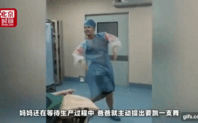 Chồng nhà người ta: Nhảy múa “điên cuồng” trong phòng sinh để giúp vợ giảm đau!