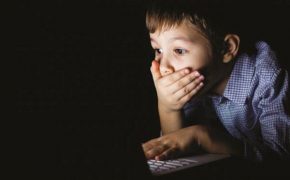 Người trẻ ê chề vì dám hỏi “chuyện người lớn”