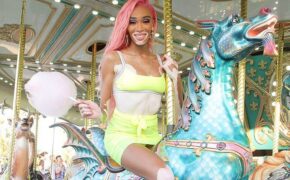 Siêu mẫu bạch biến bốc lửa với váy vàng chanh