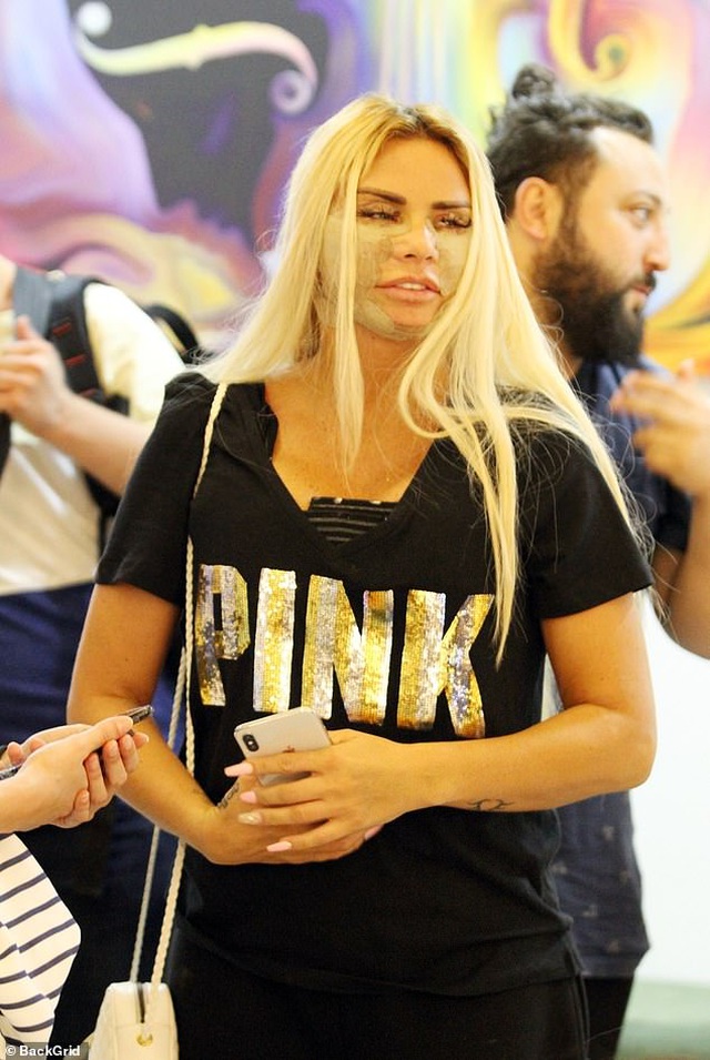 Katie Price lộ mặt sưng phồng sau phẫu thuật thẩm mỹ - 3