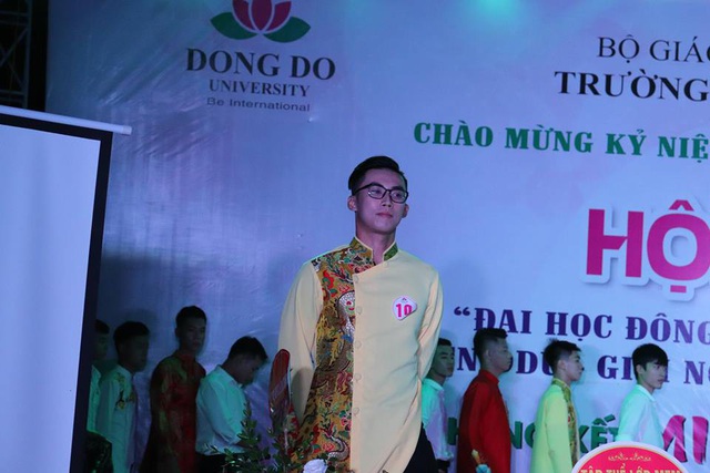  MR DDU 2018 Hà Trường Giang trong phần thi trang phục tự chọn. 