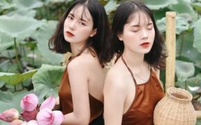 Cặp chị em sinh đôi ở Yên Bái quyến rũ trong bộ ảnh sen