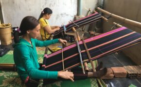 Miệt mài “giữ lửa” cho nghề dệt thổ cẩm Jrai giữa phố