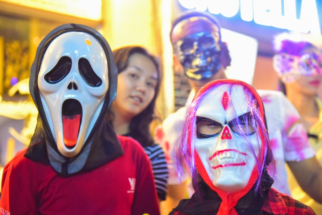 “Ma quỷ” tràn về trung tâm Sài Gòn đêm Halloween - 1