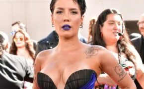 Halsey lấp ló ngực đầy