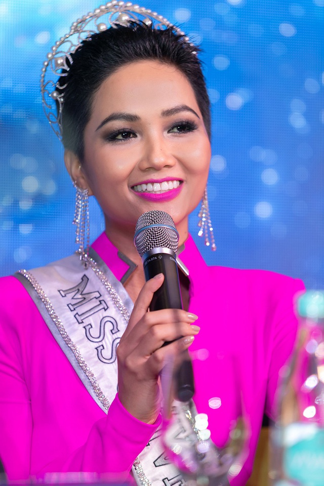 “Trở thành Hoa hậu Hoàn vũ Việt Nam, được vinh hạnh đại diện quốc gia tham gia Miss Universe 2018 thật sự là điều quá tuyệt vời với Hen, đó là sự may mắn, niềm tự hào, Hen cảm thấy đây chính là khoảng sống ý nghĩa nhất trong tuổi thanh xuân của mình, mọi thứ cảm xúc không diễn tả hết được bằng lời nói, Hen xin ghi nhận và khắc sâu những điều tươi đẹp này trong trái tim của mình, nơi trái tim Hen đang muốn nổ tung vì hạnh phúc, Hoa hậu H’Hen Niê không giấu được sự hồi hộp và xúc động chia sẻ về hành trình 1 năm qua của mình trong cương vị Hoa hậu Hoàn vũ Việt Nam.