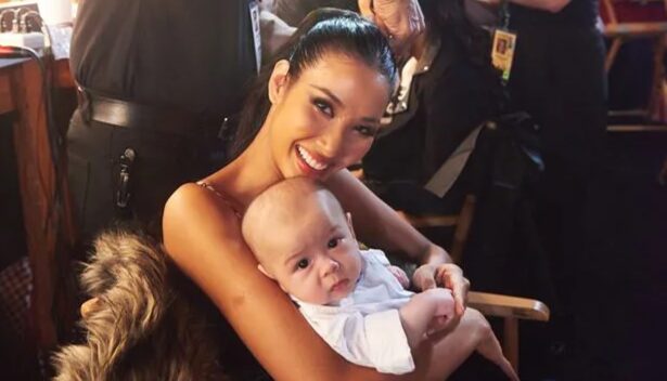 “Đột nhập” phòng trang điểm của Hoa hậu Hoàn vũ 2019