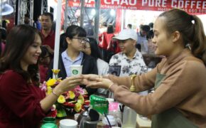 Chen chân thưởng thức cà phê miễn phí tại Ngày hội cà phê Việt Nam