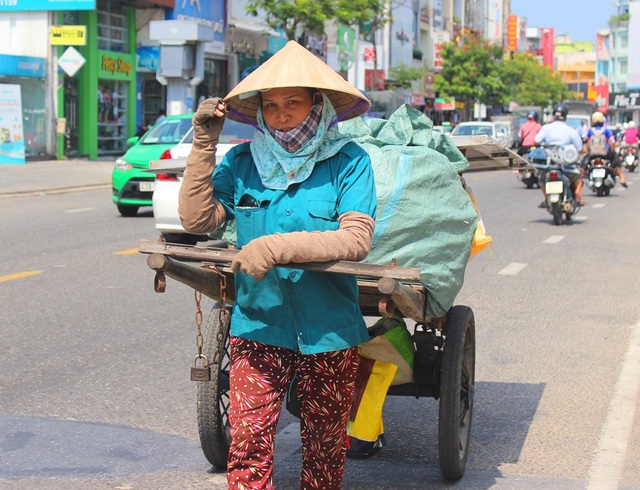 Mướt mồ hôi mưu sinh dưới trời nóng như lửa đốt - 1