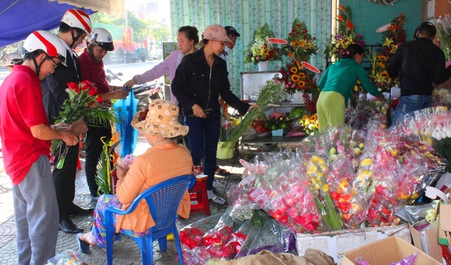 Dù thời tiết thất thường, các hàng hoa ở Đà Nẵng luôn nhộn nhịp dịp kỷ niệm Ngày Phụ nữ Việt Nam