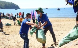 Tuổi trẻ làm sạch biển với chủ đề “Tử tế với Đại dương”