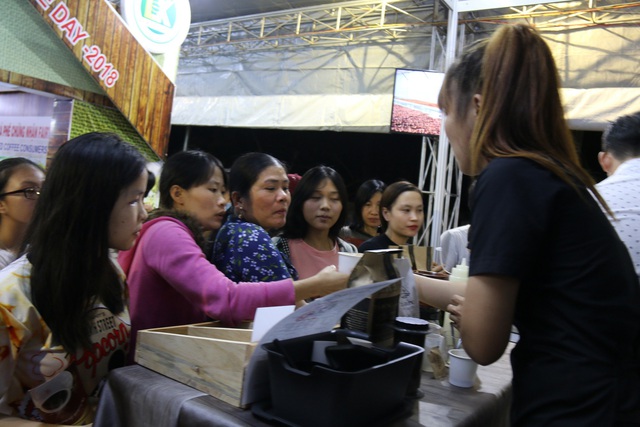 Nhiều người phải mất gần nửa tiếng đồng hồ mới chọn và thưởng thức được loại cà phê yêu thích do số lượng khách đến uống cà phê miễn phí đông, trong khi không gian của mỗi gian hàng là có hạn