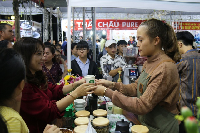 Chị Lê Thị Ly Na (ngụ tỉnh Đắk Lắk) cho biết, đây là lần đầu tiên chị tham dự Ngày hội cà phê Việt Nam. Tại Đắk Lắk, hai năm mới tổ chức Lễ hội cà phê một lần, nên người dân cũng phải chờ đến 2 năm mới được dịp thưởng thức cà phê thỏa mái. Là người đam mê và kinh doanh cà phê, chị chấp nhận di chuyển quãng đường hơn 150km từ Đắk Lắk xuống Đắk Nông để thưởng thức những loại cà phê mới nhất, với mục đích chọn lựa những sản phẩm cà phê chất lượng để nhập về kinh doanh