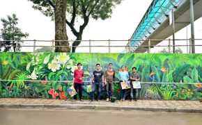 Ngỡ ngàng trước bức tường dài 40m vẽ “Hà Nội 12 mùa hoa”