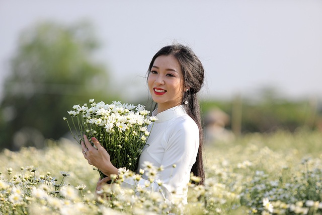  Nguyễn Thu Trang, Hoa khôi sinh viên Hà Nội 2017 (IMiss Thăng Long), bên cúc họa mi đầu mùa. 