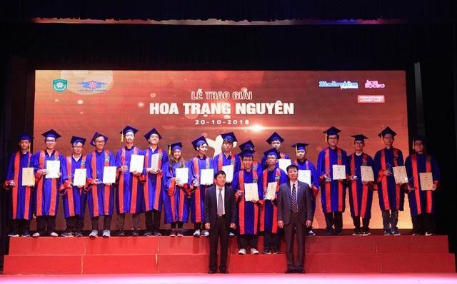  GS. TS Mai Trọng Nhuận và ông Bùi Tuấn Quang - Phó trưởng Ban Dân vận Trung ương, trao giải cho 18 học sinh đạt huy chương vàng, bạc, đồng trong các kỳ thi Olympic quốc tế 