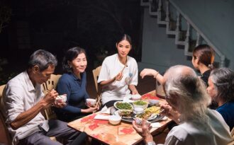 Hoàng Thùy về thăm quê nhà trước khi lên đường dự thi hoa hậu hoàn vũ