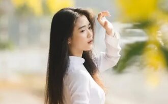 “Hot girl che nắng” đẹp tinh khôi trong tà áo dài trắng