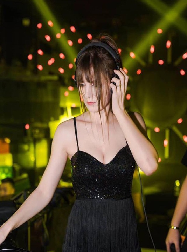 Hot girl DJ mặt xinh như búp bê chụp ảnh với sen, đời thường đẹp hết nấc - 8