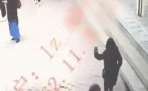 Đang đi người phụ nữ bất ngờ bị “hố tử thần” trên vỉa hè “nuốt chửng”