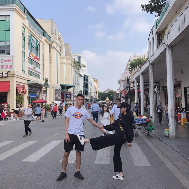 Trước ngày lên đường, Huy Hùng cũng có những khoảnh khắc tình cảm đi chơi cùng bạn gái bên Bờ Hồ.