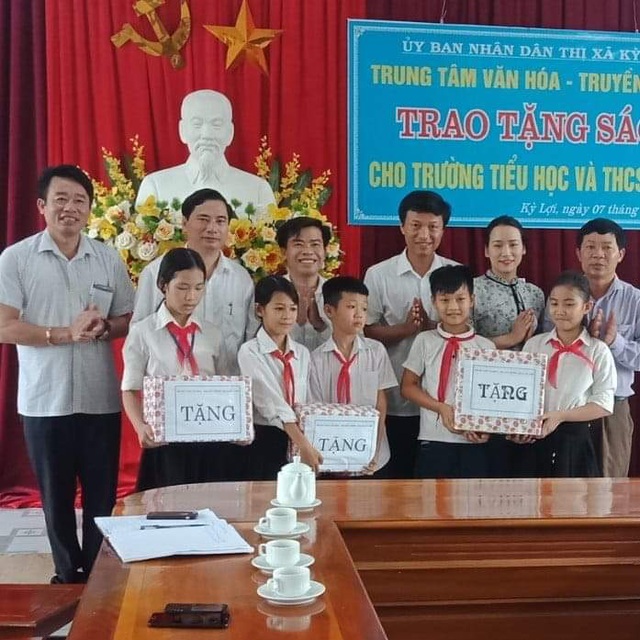 Cô thủ thư đi xin sách cho học sinh nghèo nhận Giải thưởng phát triển văn hóa đọc - 2