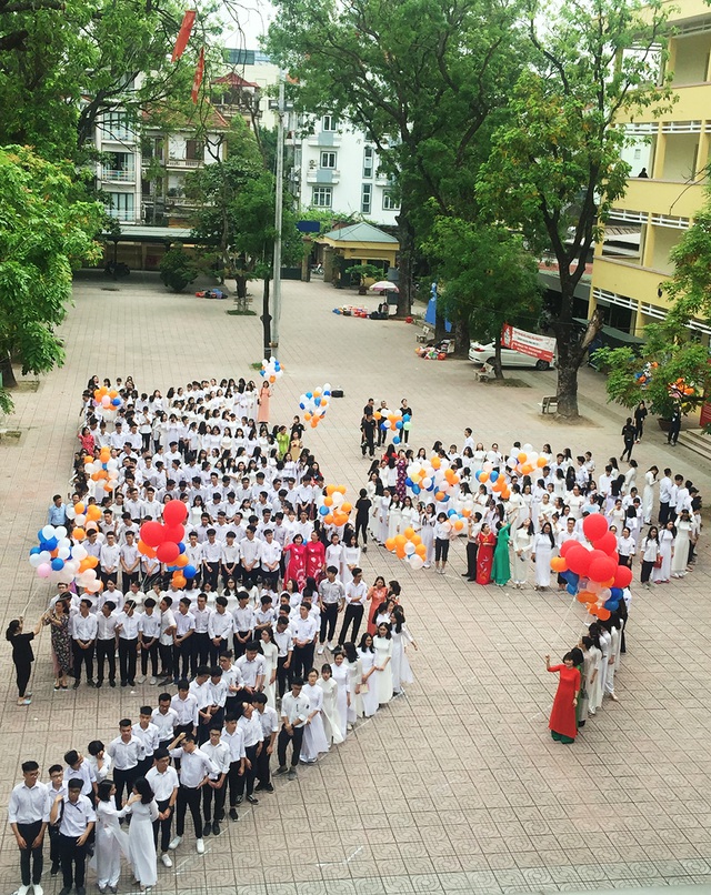 Những khoảnh khắc khó quên trong lễ chào cờ cuối cùng của học sinh khối 12 Yên Hoà - 9