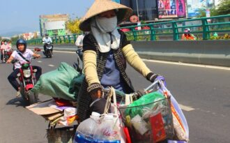 Mướt mồ hôi mưu sinh dưới trời nóng như lửa đốt