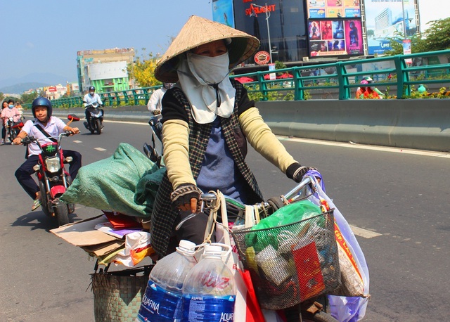 Mướt mồ hôi mưu sinh dưới trời nóng như lửa đốt - 4