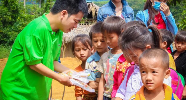 Hành trình “vòng tay yêu thương” của chàng trai bị ảnh hưởng chất độc da cam