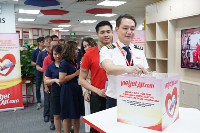 Phó Tổng giám đốc Vietjet Đỗ Xuân Quang (áo đỏ bên trái) và Anh Dương Hoài Nam – Giám đốc văn phòng Miền Bắc, chủ tịch Hội Liên hiệp Thanh niên Vietjet cùng tham gia công tác cứu trợ, gấp rút công tác vận chuyển hàng hóa lên chuyên cơ trước giờ cất cánh.