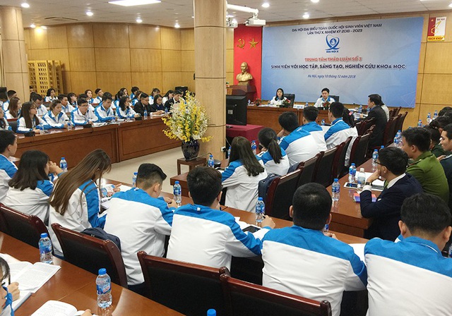 Diễn đàn thảo luận “Sinh viên với học tập sáng tạo và nghiên cứu khoa học”.