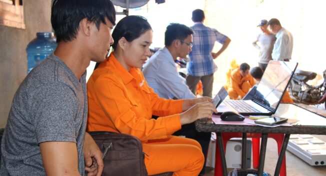 Điện về bản nghèo quanh năm chỉ biết dùng ánh sáng tự nhiên