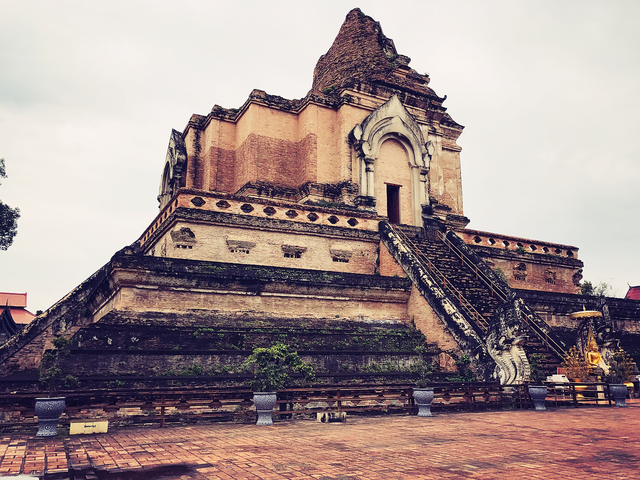  Chùa Wat Chedi Luang nằm ở ngoại ô thành phố Chiang Mai cũng là một trong những ngôi chùa thu hút khách tham quan nhất tại Chiang Mai. Du khách Hà Nội hiện đã có thể đáp chuyến bay thẳng từ HN tới Chiang Mai thông qua hãng Air Asia với giá vé chừng 1 triệu/ chiều và có 4 chuyến bay HN- Chiang Mai/ tuần 