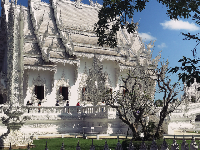  Wat Rong Khun, hay còn gọi là Chùa Trắng là một trong những ngôi chùa dễ nhận biết nhất ở Thái Lan. Ngôi chùa bên ngoài Chiang Rai thu hút một số lượng lớn du khách mỗi ngày 