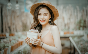 Hoa khôi Vũ Thanh Tú tươi tắn đón sinh nhật