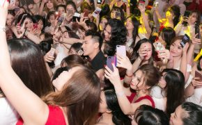 “Soái ca” Issac bị fan nữ lao lên ôm hôn, “quây” kín không lối thoát